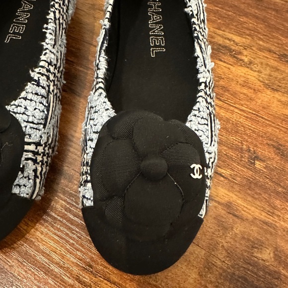 Chanel never worn flats AVAILABLE TILL 06/06 - Picture 6 of 10
